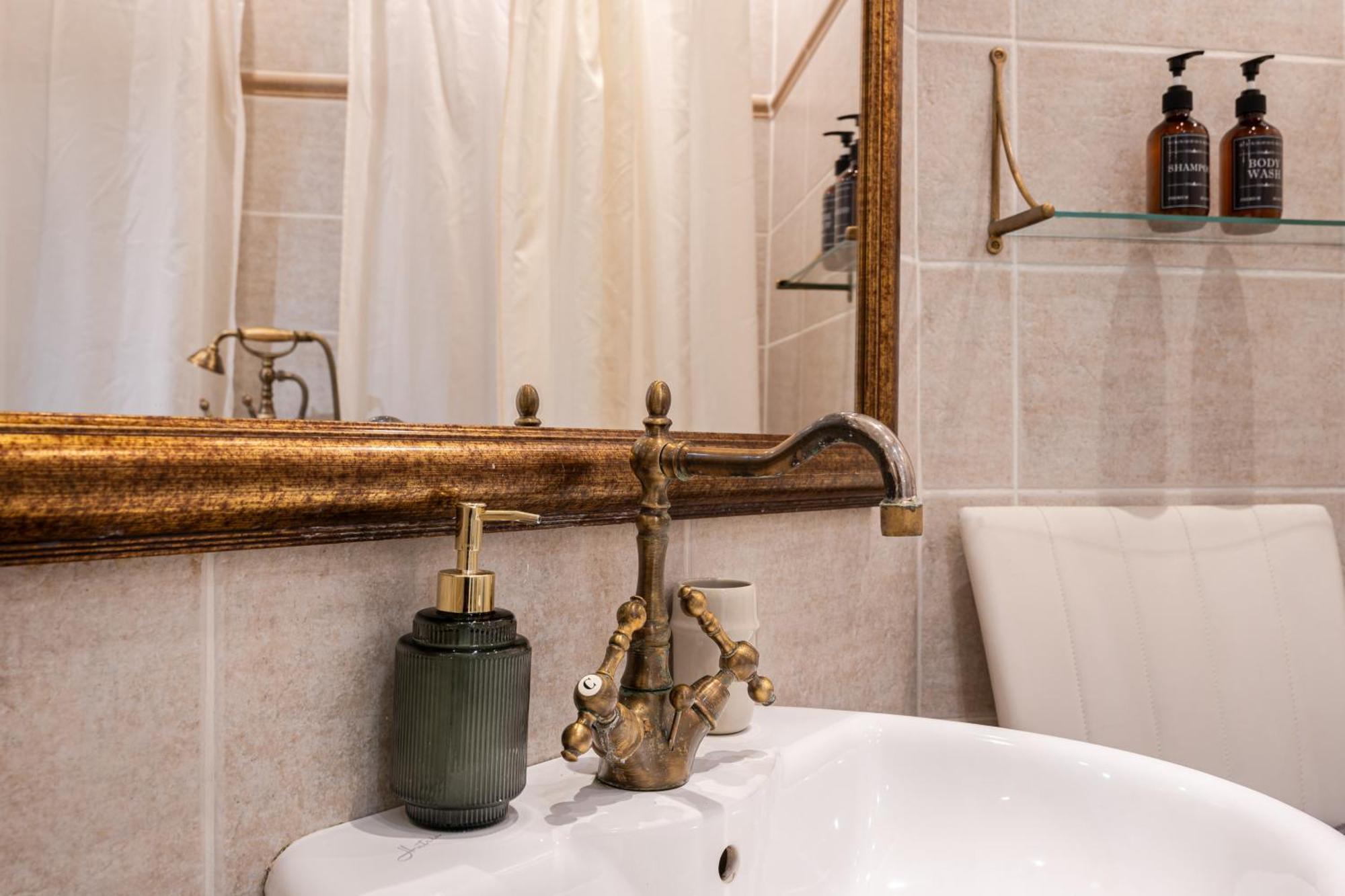 Amora Homes Basilica And Castle View Luxury Suite, Free Parking Reservation Needed