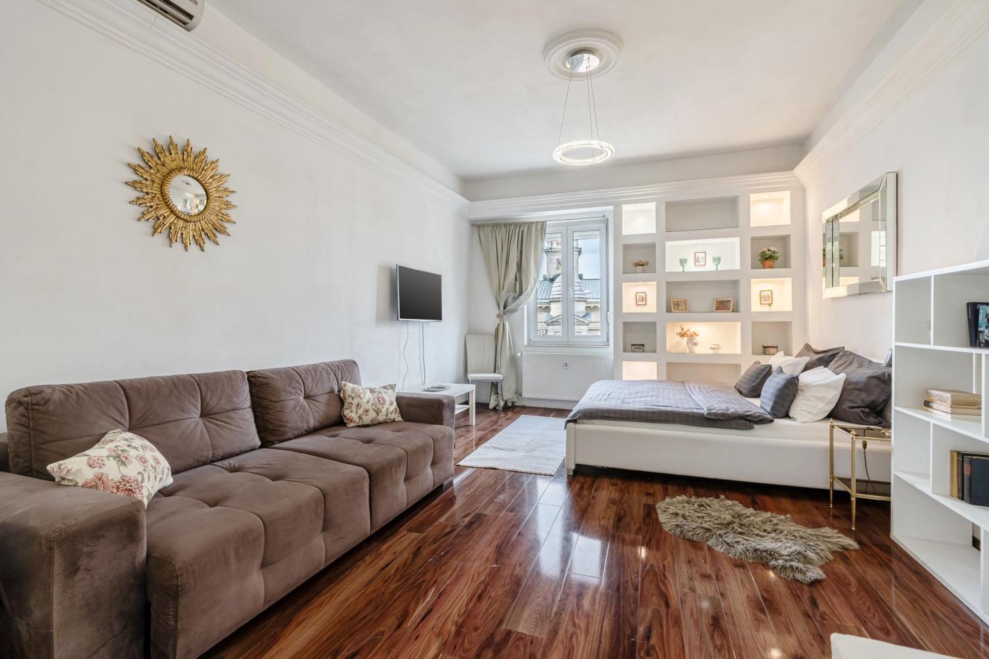 Amora Homes Basilica And Castle View Luxury Suite, Free Parking Reservation Needed Apartment